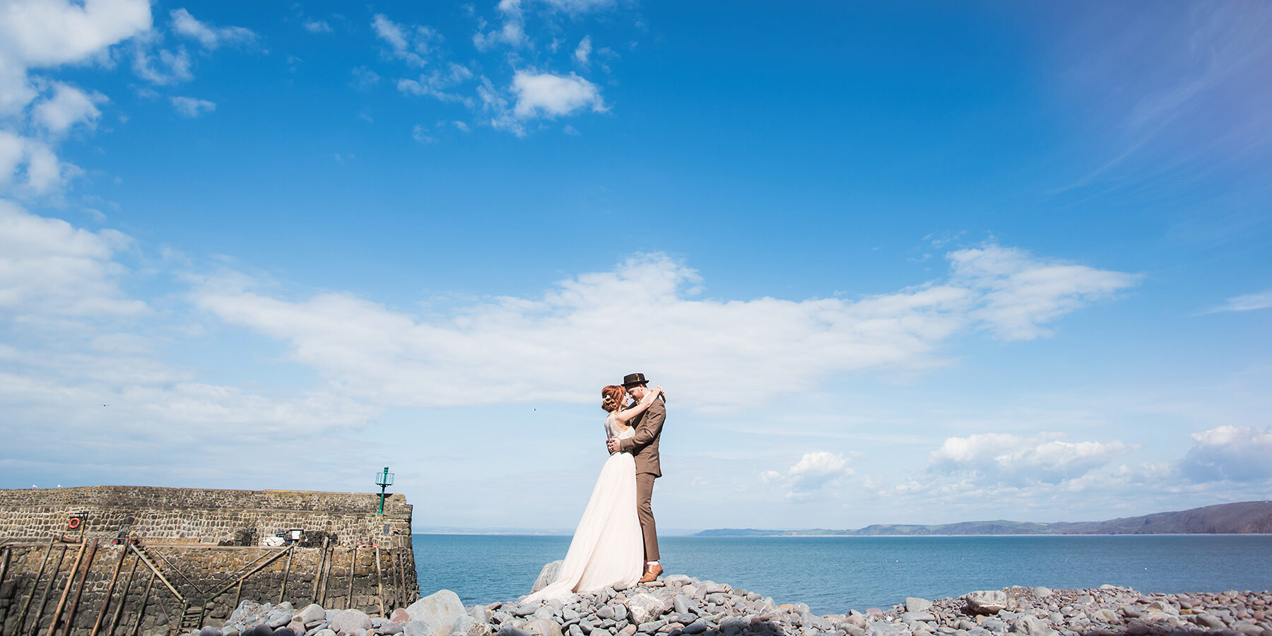 Wedding barn devon D&S clovelly kiss