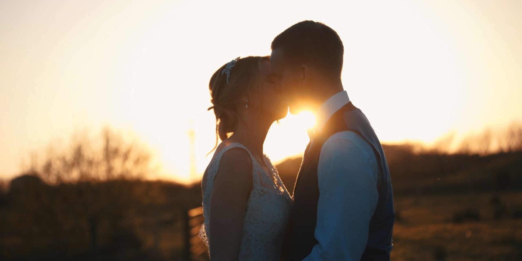 Devon wedding venue sunset kiss