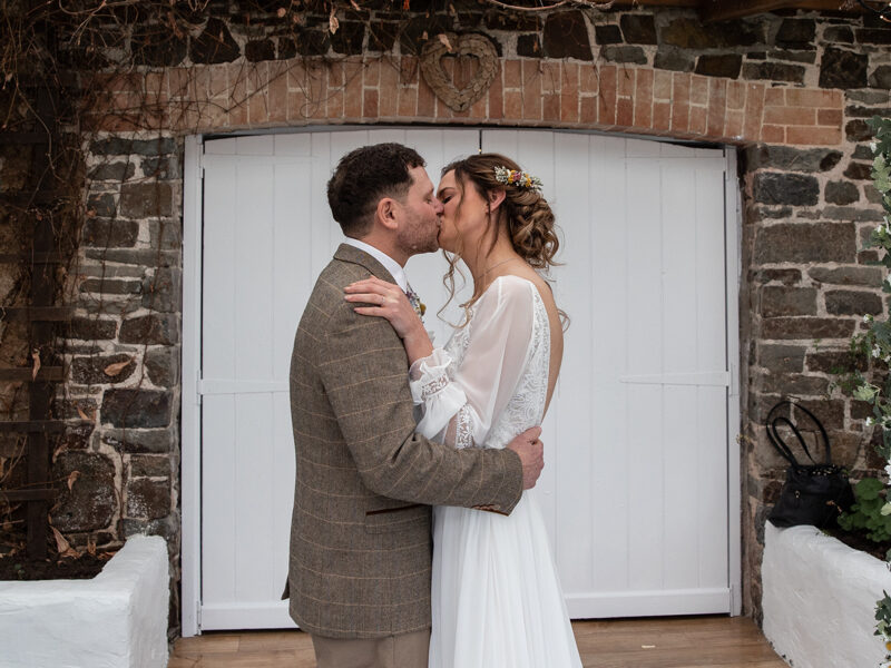 Wedding barn clovelly kiss