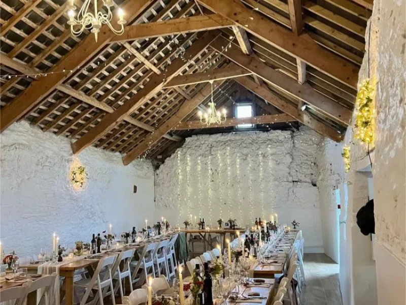 Wedding venue DIY barn Anna & Al beams